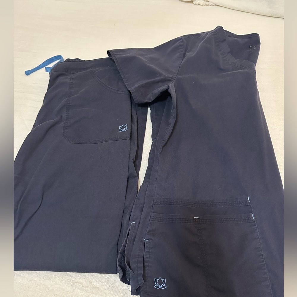 Small-petite pants, small top  Maeyvn blossom scrubs